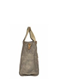 Sac fourre-tout en tissu tissé beige et marron avec une finition texturée. Il présente un fond plat et une seule sangle en tissu avec des accents en cuir.