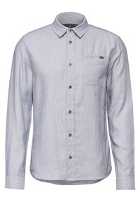Camicia abbottonata grigia chiara con maniche lunghe, colletto, taschino frontale e una texture a motivo sottile. Presenta bottoni grigi scuri.