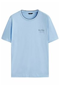 Havblå t-shirt lavet af blødt stof, med rund halsudskæring, korte ærmer og en lille trykt tekstdetalje foran.