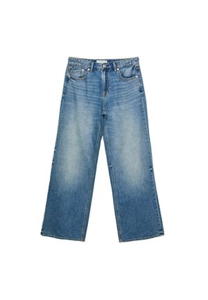 Blaue Denim-Jeans mit weitem Bein, verwaschenem Look, Vorderknopf, Reißverschluss und Fünf-Taschen-Design auf weißem Hintergrund.