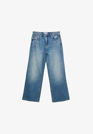 Jean en denim bleu à jambes larges avec un lavage délavé, bouton devant, fermeture éclair et design à cinq poches sur fond blanc.