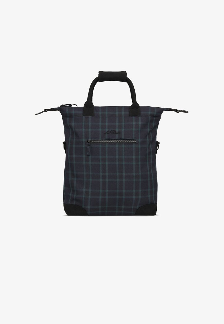 Τσάντα ώμου με καρό σχέδιο σε ναυτικό μπλε με μαύρες λεπτομέρειες, διαθέτει διπλές λαβές, φερμουάρ κλεισίματος και μπροστινή τσέπη με φερμουάρ. Κατασκευασμένη από ανθεκτικό ύφασμα.