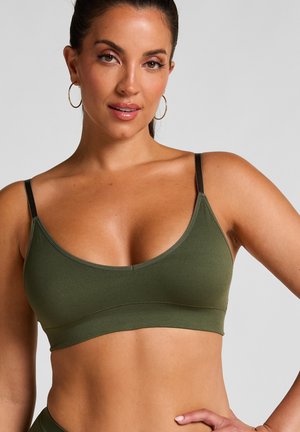 Olijfgroene bralette met een gladde afwerking, dunne zwarte spaghettibandjes en een ronde halslijn. Bevat minimale stikdetails voor een strakke uitstraling.
