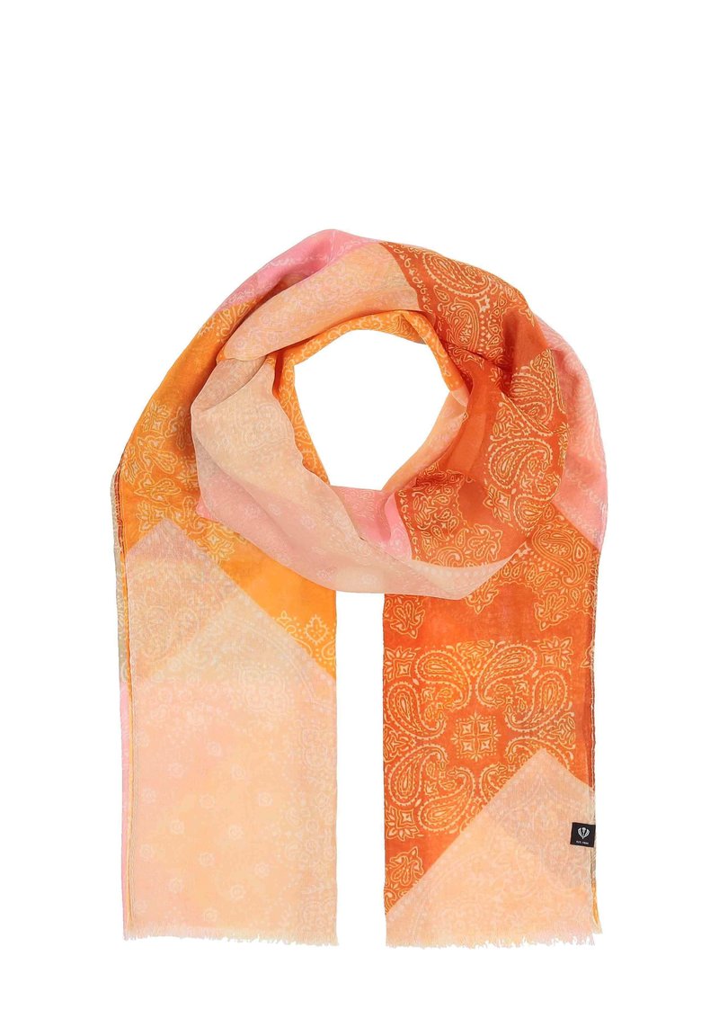 Lekki szalik w pomarańczowych i różowych odcieniach, z misternymi wzorami paisley i miękkimi, postrzępionymi brzegami, prezentujący geometryczny design.