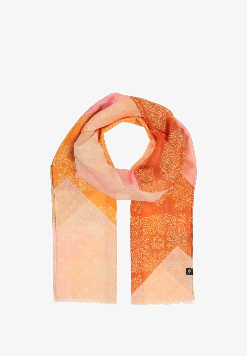 Lekki szalik w pomarańczowych i różowych odcieniach, z misternymi wzorami paisley i miękkimi, postrzępionymi brzegami, prezentujący geometryczny design.
