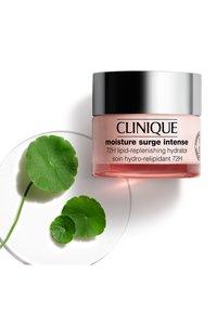 Clinique Moisture Surge Intense, en rund klar krukke med en rosa nyanse, svart lokk og hvit tekst, akkompagnert av grønne blader på en glassplate.