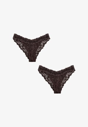 Két azonos sötétbarna csipkés női bikini stílusú alsónemű virágmintákkal, fehér háttéren.