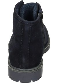 Zwarte suede enkellaars met een ritssluiting, ronde neus en een gestructureerde binnenzool. Beschikt over een rubberen zool met uitgesproken profiel voor grip.