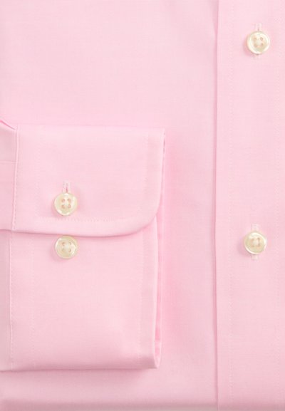 Világos rózsaszín ing mandzsetta és elülső panel fehér gombokkal és finom textúrájú anyaggal.