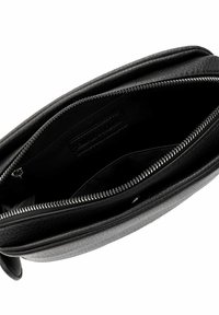 Melna teksturēta ādas plecu soma ar atvērtu galveno aizsprostāmo nodalījumu, rādot iekšējo rāvējslēdzēja kabatu un auduma oderi.