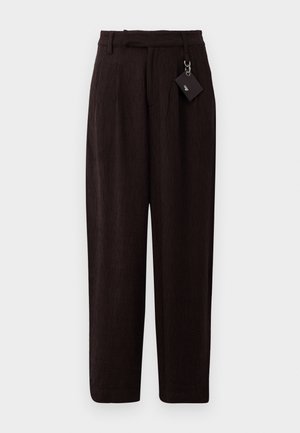 Dunkelbraune, strukturierte Hose mit lockerem Schnitt, mit einem gegurteten Bund und einem Anhänger, der durch eine Metallschlaufe befestigt ist. Flacher Bund und gerade Beine.