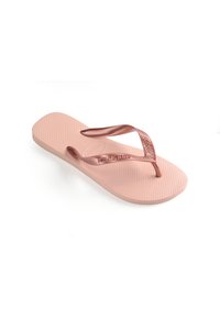 Vaaleanpunaiset flip-flop-sandaalit, joissa on teksturoitu pohja ja kiiltävät, kapeat remmit. Remmeissä on kudottu kuvio ja brändin logo painettuna.