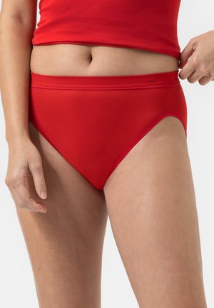Rote Baumwoll-Bikiniunterwäsche mit einem hochgeschnittenen Design, glatter Textur und minimalen Nähten. Verfügt über ein Etikett am Bund.