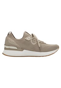 Chaussures de sport beige avec une tige en mesh, une fermeture à lacets, et une semelle blanche coussinée ornée d'un accent métallique au talon.