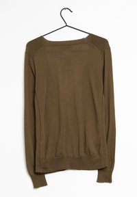 Oliven grøn langærmet trøje, blød tekstur, afslappet pasform, bredere halsudskæring, hængende fra en sort krog, minimal syningsdetalje ved kanterne.