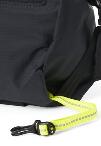 Schwarzer Stoffrucksack mit strukturierter Oberfläche; verfügt über einen neongelben Riemen mit reflektierenden Details und einem schwarzen Plastikclip.