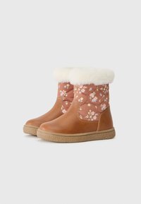 Braune Leder-Stiefeletten mit einem gepolsterten oberen Teil aus pinkem Blumenstoff und einem weißen Kunstfellbesatz. Strukturierte Gummisohle für besseren Halt.
