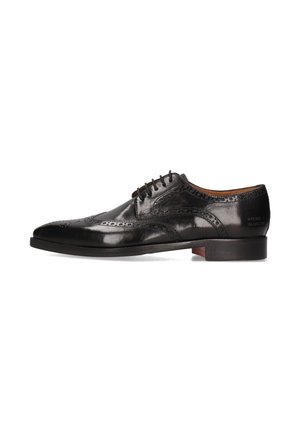 Zapato de vestir de cuero negro con detalles de brogue, diseño tipo wingtip y un acabado suave. Suela delgada y pulida con un sutil branding en el talón.