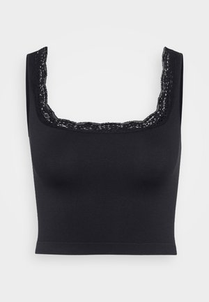 Croptop noir avec un décolleté carré. Présente une bordure en dentelle texturée le long du décolleté et de fines bretelles. Tissu lisse.