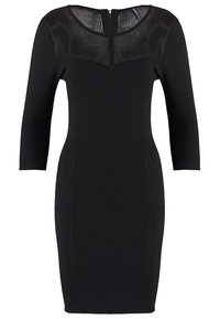 Robe noire longueur genou avec manches trois-quarts et panneau en maille transparente sur la partie supérieure de la poitrine et des épaules.