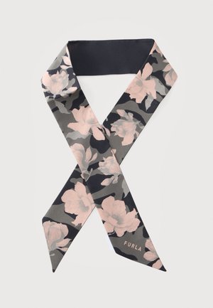 Bufanda de seda con estampado floral en negro y gris con flores rosas y el logo de Furla en un extremo, dispuesta en un lazo sobre fondo blanco.