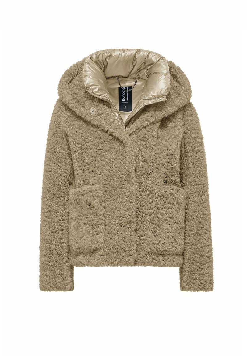 Giacca in pelliccia sintetica beige con cappuccio imbottito e lucido di colore marrone chiaro, due tasche anteriori e chiusura a bottoni a pressione. Esterno morbido e texturizzato.