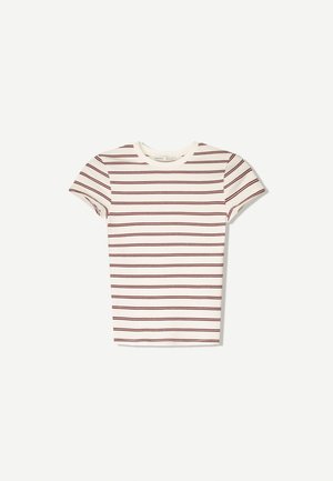 Korte mouwen t-shirt met ronde hals, gemaakt van zachte katoen, met dunne kastanjebruine strepen op een crèmekleurige achtergrond. Klassieke pasvorm met omgeslagen mouwranden.