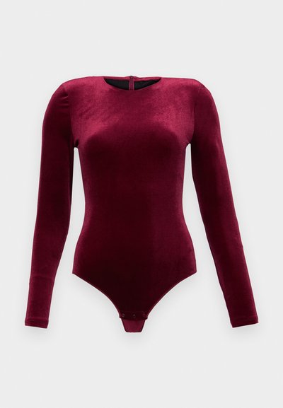 Bodysuit de manga longa em bordô, confeccionado em veludo macio, com decote redondo e fecho de botão de pressão na parte de baixo para facilitar o uso.