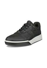 Schwarze Ledersneaker mit strukturiertem Obermaterial, Perforationen und weißer Gummisohle. Mit schwarzen Schnürsenkeln und einem low-profile Design.