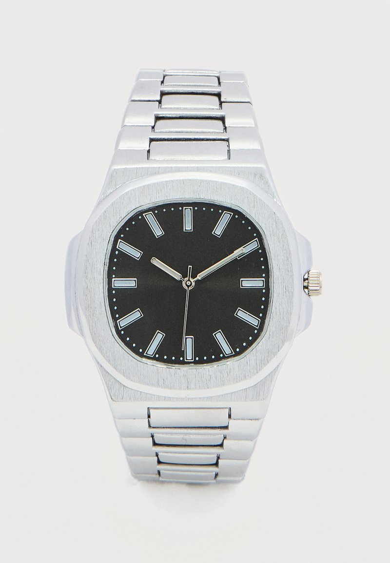 Ασημένιο μεταλλικό ρολόι χειρός με μαύρο τετράγωνο καντράν, λευκούς δείκτες ώρας και τρία δείκτες που δείχνουν ώρα 10:10:30.