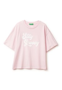 Růžové bavlněné tričko s krátkým rukávem, s textem "Stay Groovy" v bílých zaoblených písmenech napříč přední částí. Hladká textura, uvolněný střih.