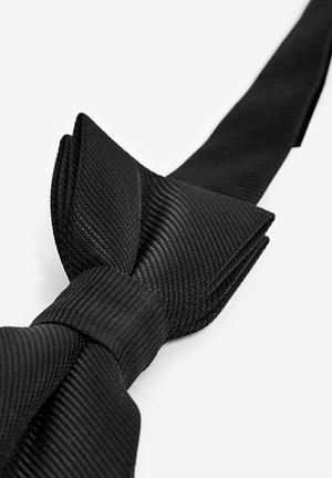 Musta silkkisolmuke, joka on valmistettu teksturoidusta kankaasta. Siinä on näkyvä solmu ja pitkulainen nauha. Solmukkeessa on hienovarainen poikittainen kuviollinen rakenne.