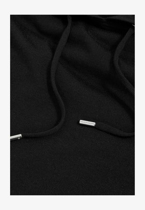 Juodas gobtuvas, pagamintas iš minkštos medžiagos. Yra raišteliai su metaliniais antgaliais ir tekstūruota paviršius. Minimalistinio dizaino, be raštų.