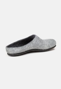 Pantofola grigia in feltro con punta arrotondata, texture morbida, soletta imbottita e suola in gomma nera, progettata per comfort e calore.