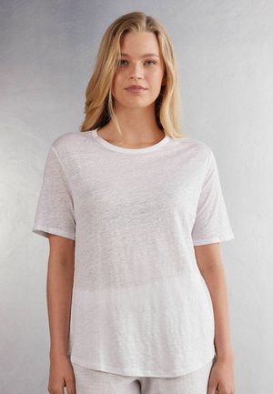 Hvid kortærmet T-shirt lavet af let, struktureret stof med rund halsudskæring og en afslappet pasform. Ingen synlige mønstre eller hardware-detaljer.