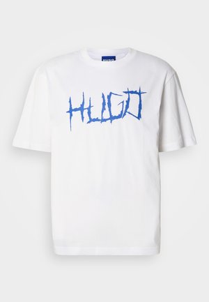 Baltos medvilnės marškinėliai su ryškiu mėlynu "HUGO" logotipu, parašytu nelygiagrečiu šriftu. Trumpomis rankovėmis ir apvaliu kaklu. Sklandžios tekstūros.