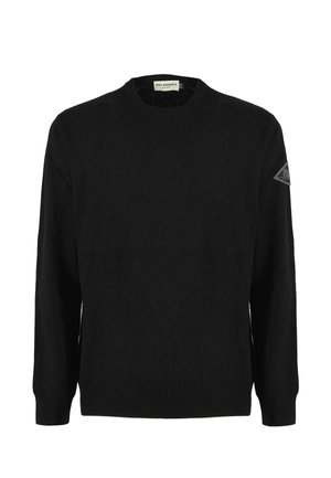 Maglione in lana nera con maniche lunghe, scollo rotondo, polsini e orlo a coste. Presenta una toppa triangolare con logo sulla manica sinistra.