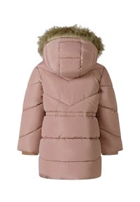 Manteau rembourré rose avec une capuche en fourrure, doté d'une taille cintrée et de motifs de surpiqûres en chevron. Texture douce et matelassée sur l'ensemble.