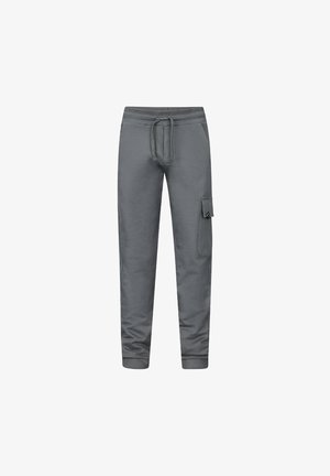 Graue Jogginghosen mit elastischem Bund, Kordelzug, seitlichen Taschen und einer Klappen-Cargotasche am rechten Bein, auf einem weißen Hintergrund präsentiert.