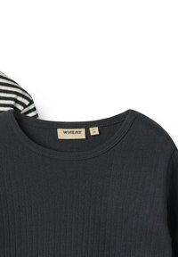 T-shirt ribbed gris foncé avec un col rond, présentant une étiquette tissée avec "WHEAT" et la taille. Comprend un tissu rayé apparaissant à l'arrière.