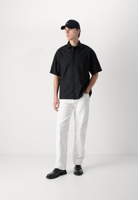 Les Deux GLOBE LOOSE SHIRT - Marškiniai - black