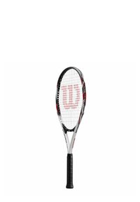 Raqueta de tenis Wilson que presenta un marco mezclado en negro y blanco, acentos rojos, un grip texturizado en negro y una cama de cuerdas con patrón.