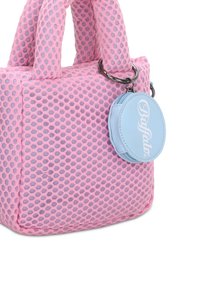 Roze gaas handtas met een vierkante vorm, textuur oppervlak, dubbele handvatten, en een blauwe ronde muntenzak bevestigd met een zilveren ring.