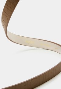 Cintura in pelle marrone con texture, caratterizzata da un logo impresso. L'interno mostra dettagli in lettering dorato: "LIU JO, MADE IN ROMANIA, TAGLIA UNICA."