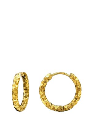 Coppia di piccoli orecchini a cerchio dorati con texture, uno aperto e uno chiuso, con dettagli a superficie sfaccettata.
