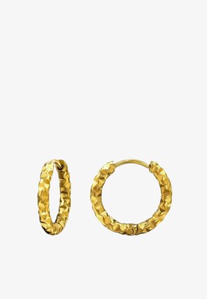 Coppia di piccoli orecchini a cerchio dorati con texture, uno aperto e uno chiuso, con dettagli a superficie sfaccettata.