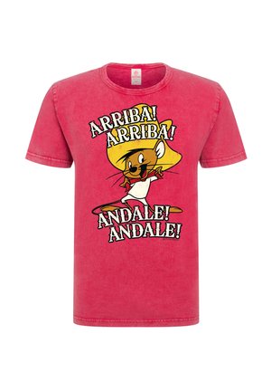 Rotes T-Shirt mit einer Cartoon-Maus, die einen großen gelben Sombrero und ein rotes Halstuch trägt, mit dem Text "Arriba! Arriba! Andale! Andale!"