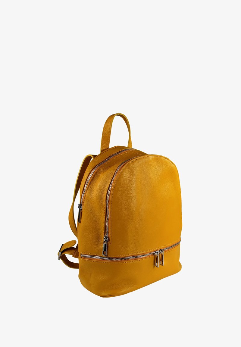 Geel leren rugzak met een afgeronde vorm, dubbele ritscompartimenten en een enkele handgreep aan de bovenkant. Glad textuur met zichtbare stiknaadaccenten.
