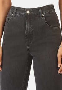 Apart MIT KRISTALLSTEINEN - Vaqueros slim fit - schwarz