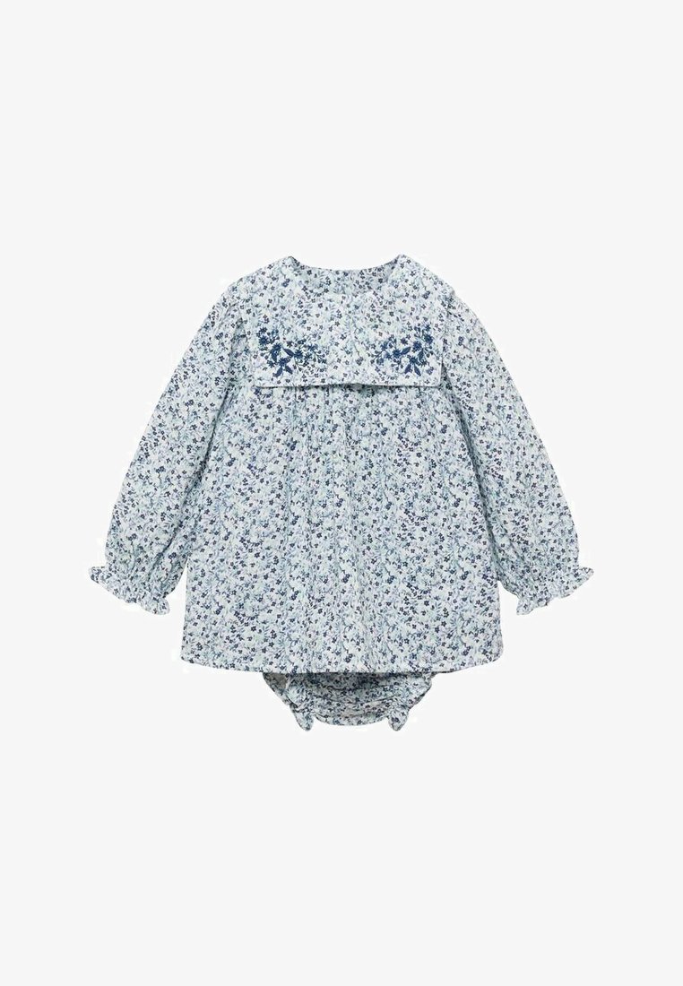 Modra cvetna obleka z dolgimi rokavi, gubastimi manšetami in usklajenimi hlačkami, ki vsebuje vezenine na ovratniku in lahko tkanino.